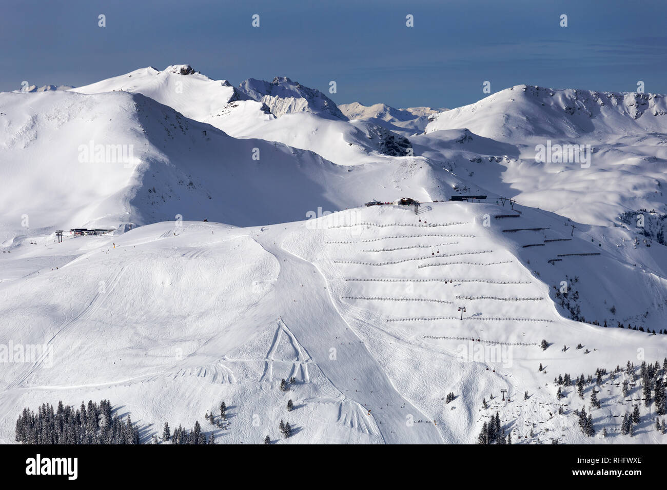 Paysage d'hiver enneigé d'une station de ski dans les Alpes Banque D'Images