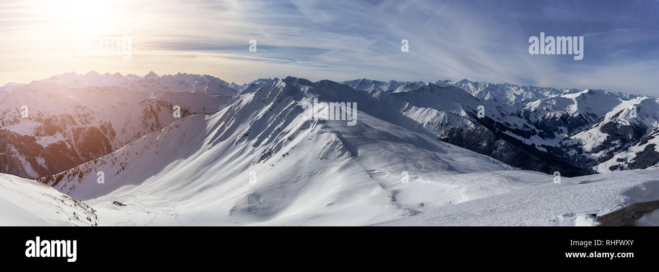 Vue panoramique des Alpes à partir de la station de ski Saalbach-Hinterglemm Banque D'Images