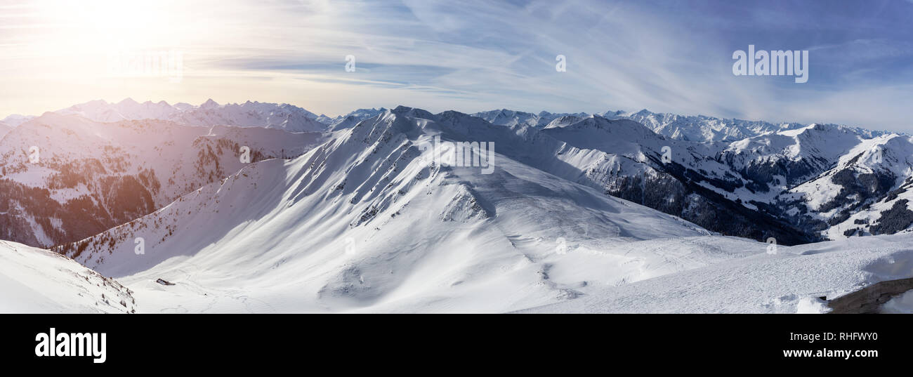Vue panoramique des Alpes à partir de la station de ski Saalbach-Hinterglemm Banque D'Images