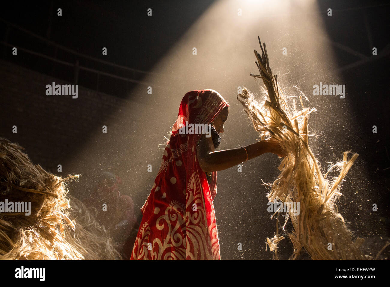 DHAKA, BANGLADESH - 24 janvier : Les femmes qui travaillent dans environmentinside la poussière de l'usine de traitement de jute à près de Dhaka, Bangladesh, le 24 janvier 2019. Banque D'Images