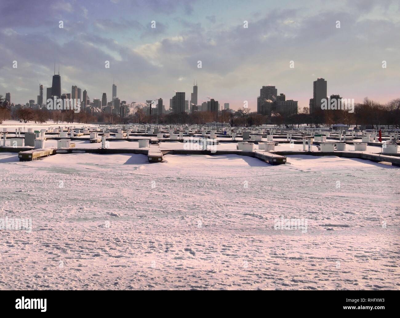 Libéré Boat Harbour pour l'hiver et le lac Michigan gelé recouvert de neige pendant le vortex polaire et vue sur l'horizon du centre-ville de Chicago. Banque D'Images
