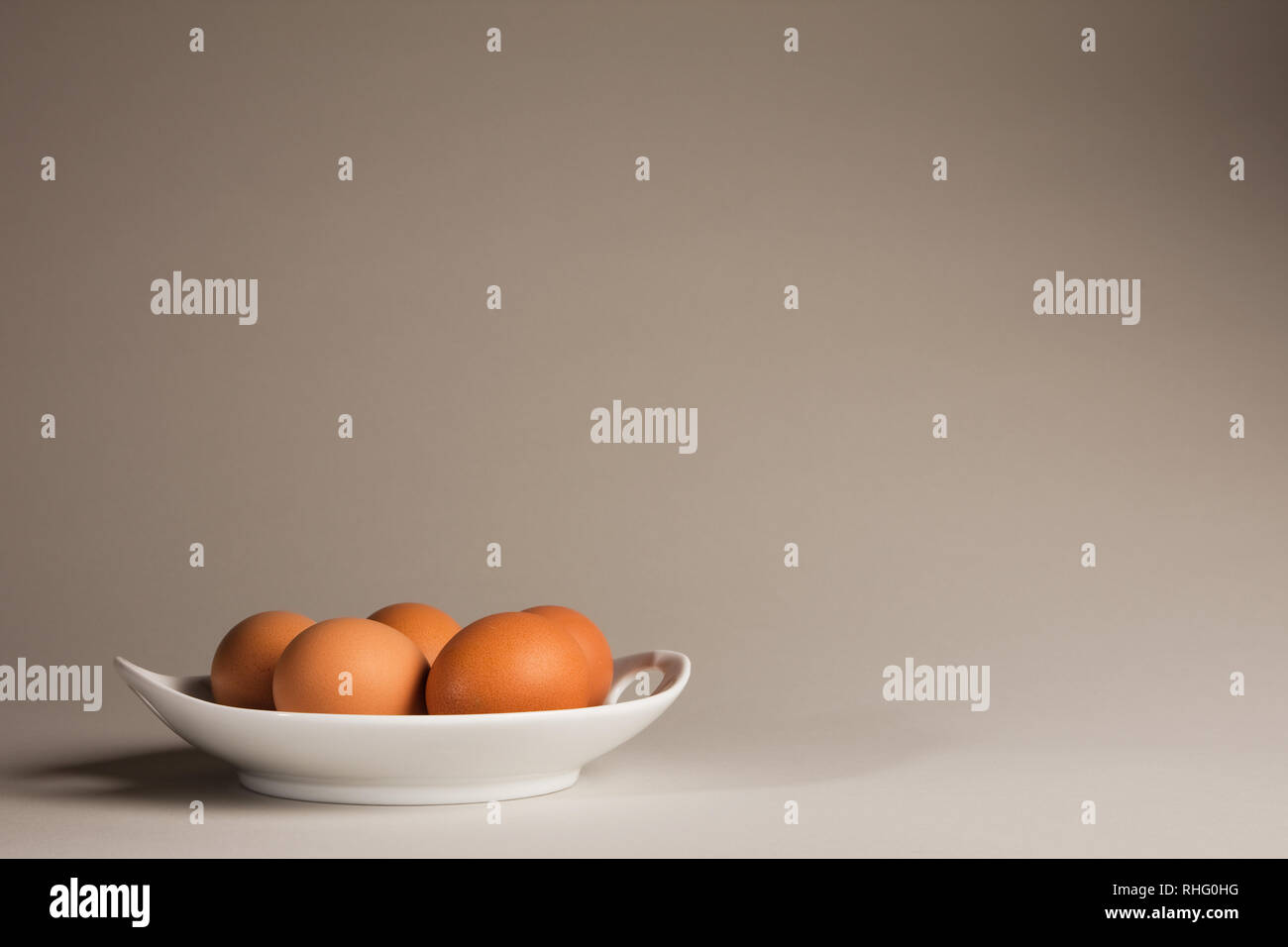 Un plat d'œufs durs sur une table Banque D'Images