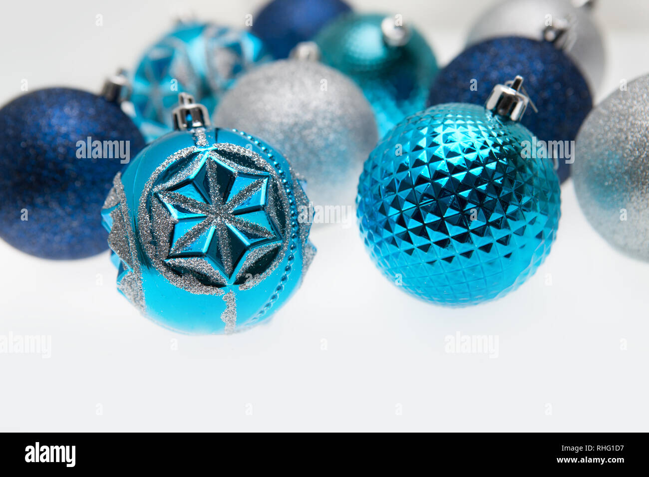 Décorations de noël bleues et argentées sur fond blanc Banque D'Images