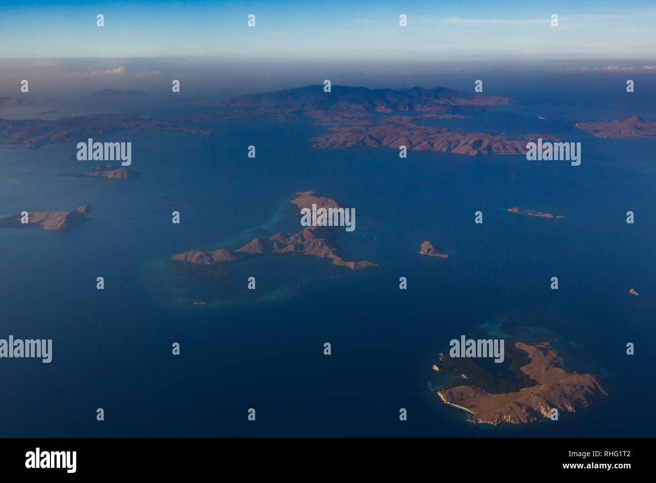 Vue aérienne de plusieurs îles accidentées et arides du pacifique sud dans l'archipel indonésien Banque D'Images