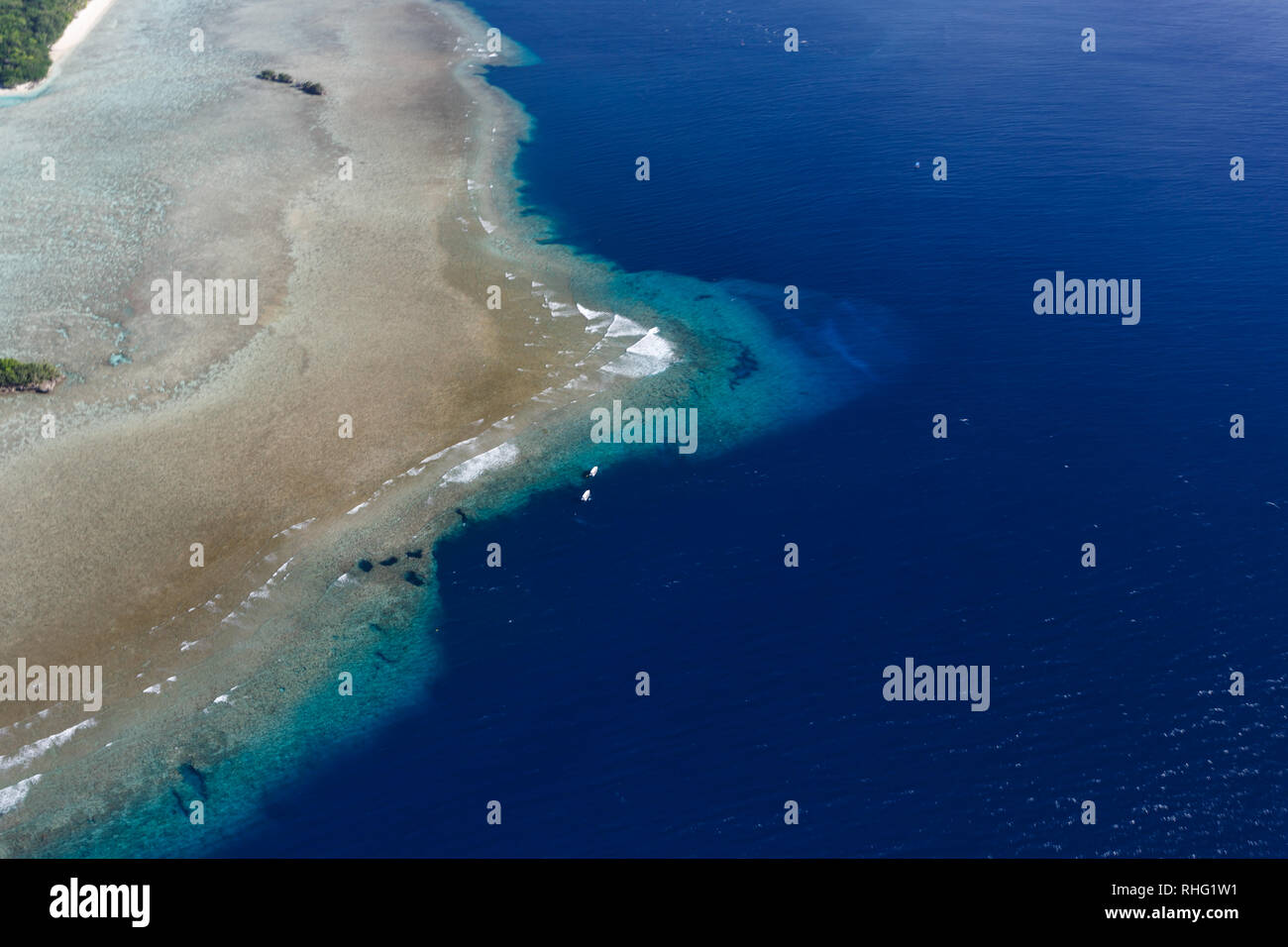 Vue aérienne de la côte et des hauts-fonds de corail dans le Pacifique sud Banque D'Images