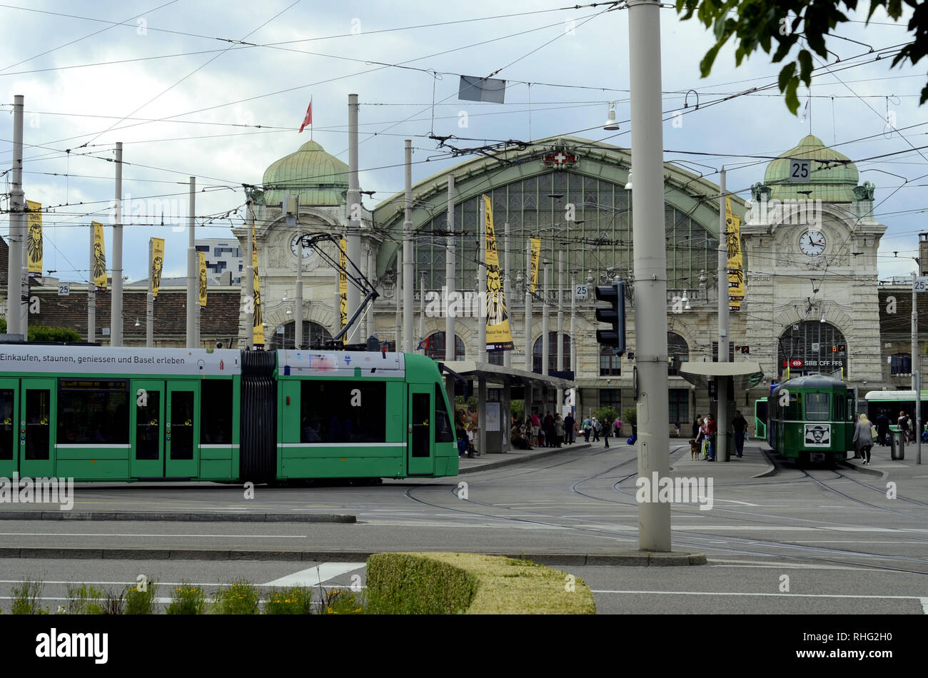 Gare à Bâle, Suisse, Europe ; tram voiture à la gare de Bâle Photo Stock -  Alamy