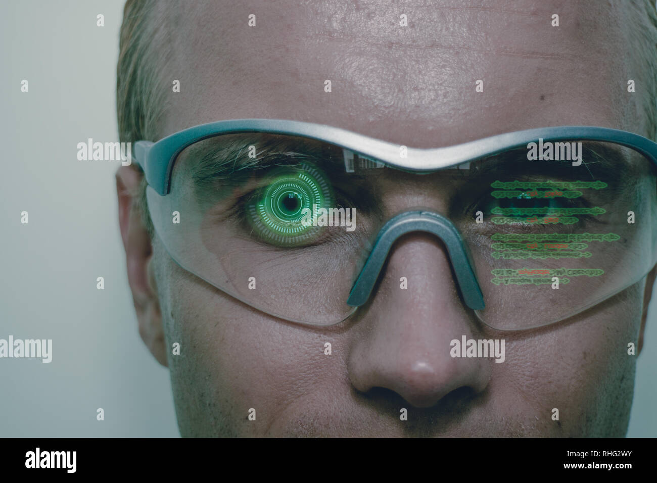 Lunettes intelligente technologie futuriste concept, homme porter des lunettes intelligentes avec la réalité augmentée pour la gestion de service de champ et de l'assemblée, dans l'entrepôt comme ajouter Banque D'Images