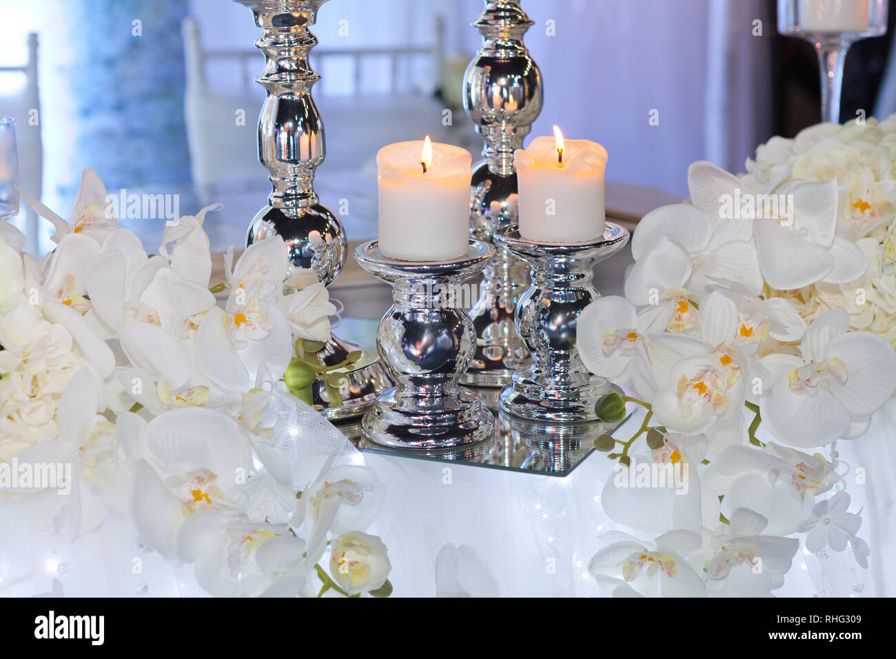 Décoration de réception de mariage avec des bougies et des orchidées Banque D'Images