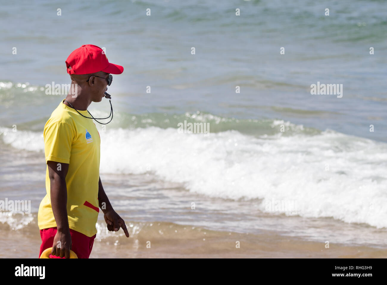 Durban, Afrique du Sud - Janvier 7th, 2019 : Un homme de l'Afrique du Sud et l'observation de sauveteur avise les personnes dans une plage à Durban, Afrique du Sud. Banque D'Images