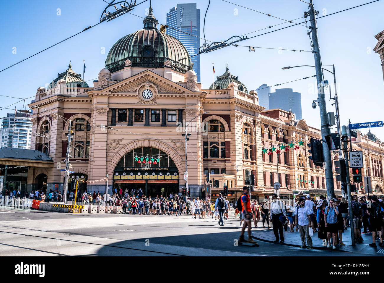 3e janvier 2019, Melbourne, Australie : vue de face de la gare de Flinders Street entrée de l'édifice plein de pleople à Melbourne, Australie Banque D'Images