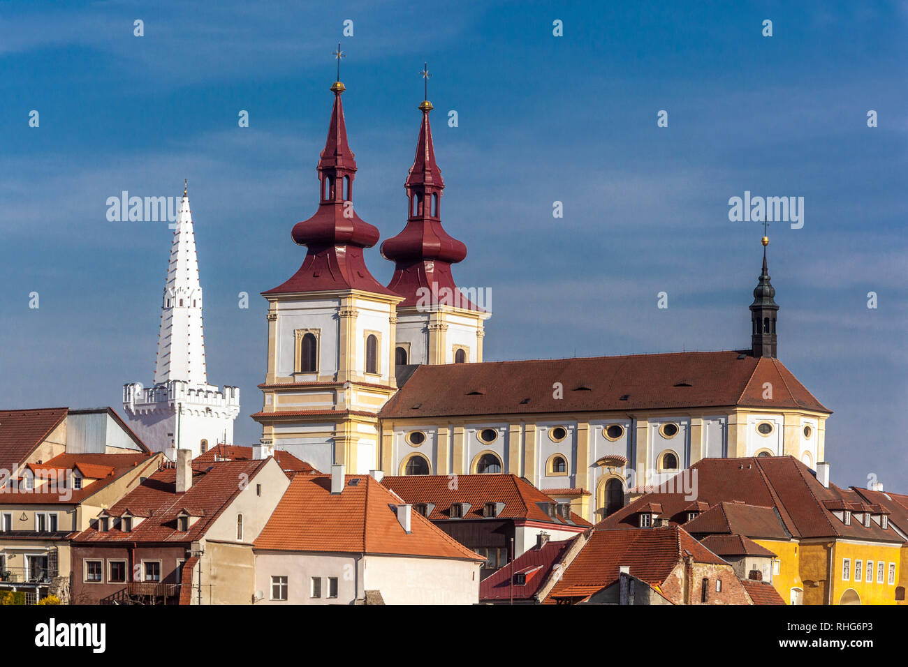 Église baroque tchèque typique de l'élévation de la Sainte Croix et tour de l'Hôtel de ville gothique blanc, architecture baroque de la République tchèque Kadan Banque D'Images