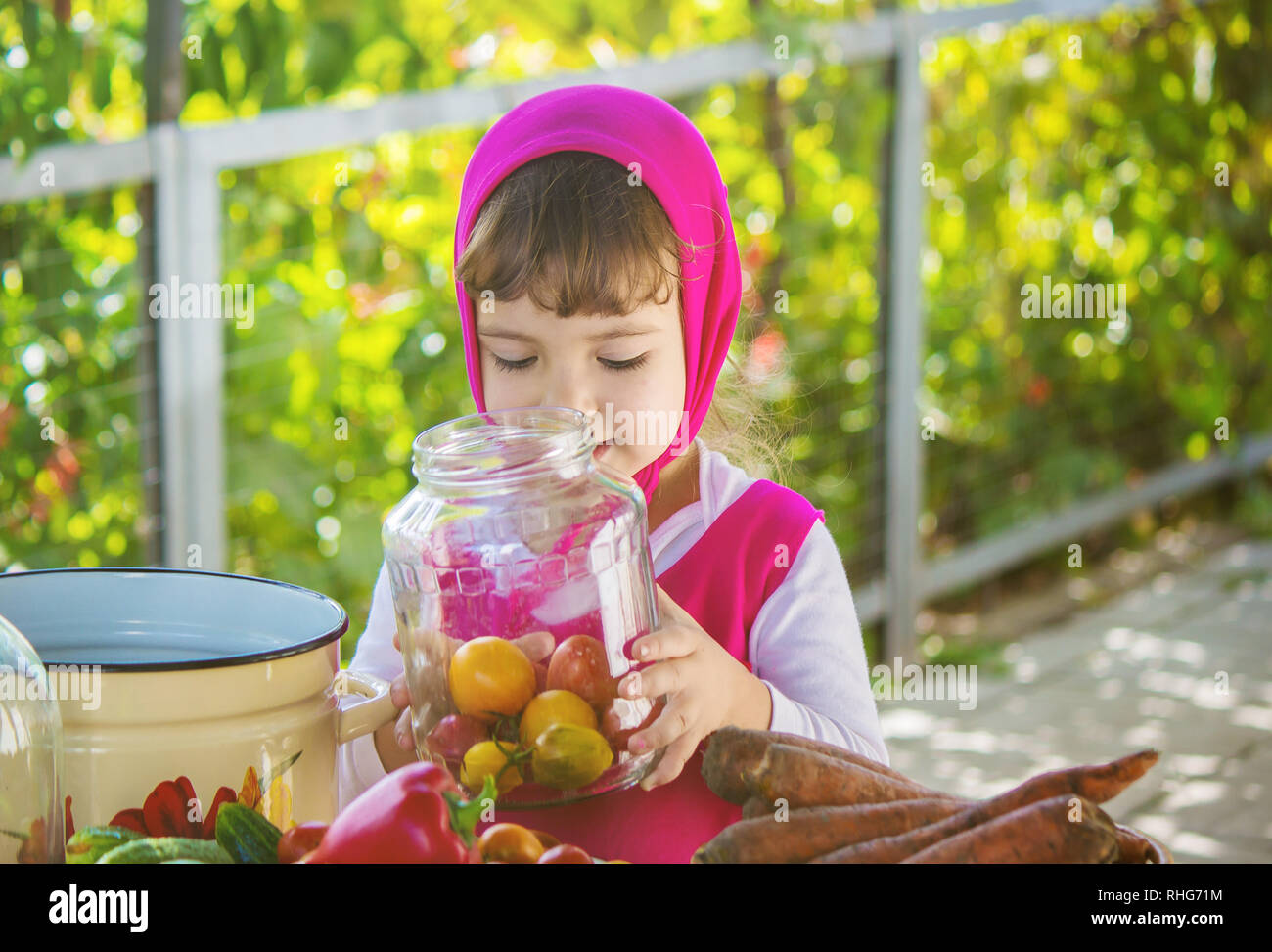 Enfant et de légumes. Focus sélectif. Banque D'Images