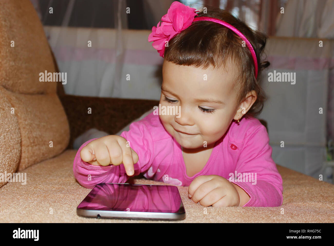 Un petit enfant avec une tablette graphique. Focus sélectif. Banque D'Images