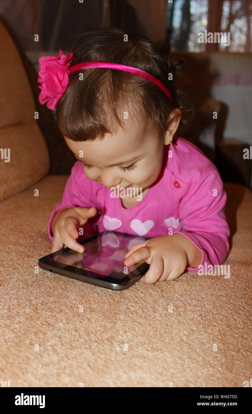 Un petit enfant avec une tablette graphique. Focus sélectif. Banque D'Images
