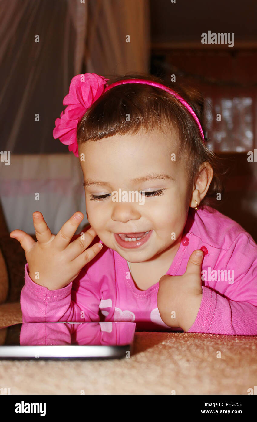 Un petit enfant avec une tablette graphique. Focus sélectif. Banque D'Images