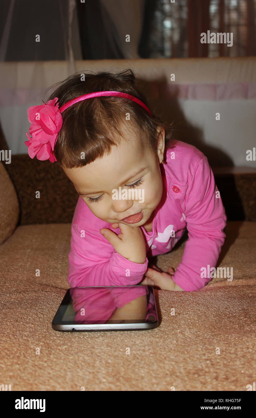 Un petit enfant avec une tablette graphique. Focus sélectif. Banque D'Images