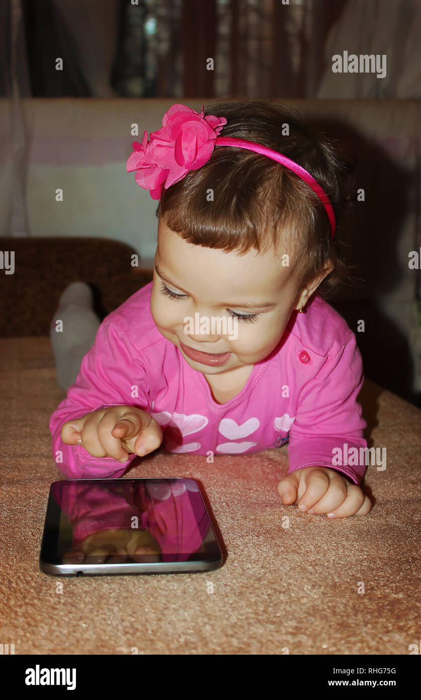 Un petit enfant avec une tablette graphique. Focus sélectif. Banque D'Images