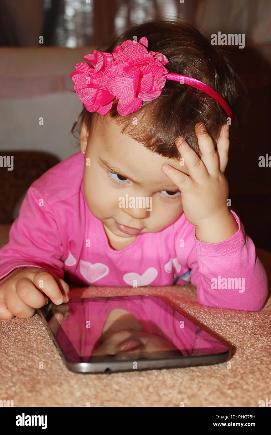 Un petit enfant avec une tablette graphique. Focus sélectif. Banque D'Images