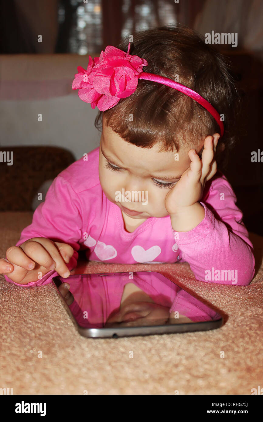 Un petit enfant avec une tablette graphique. Focus sélectif. Banque D'Images