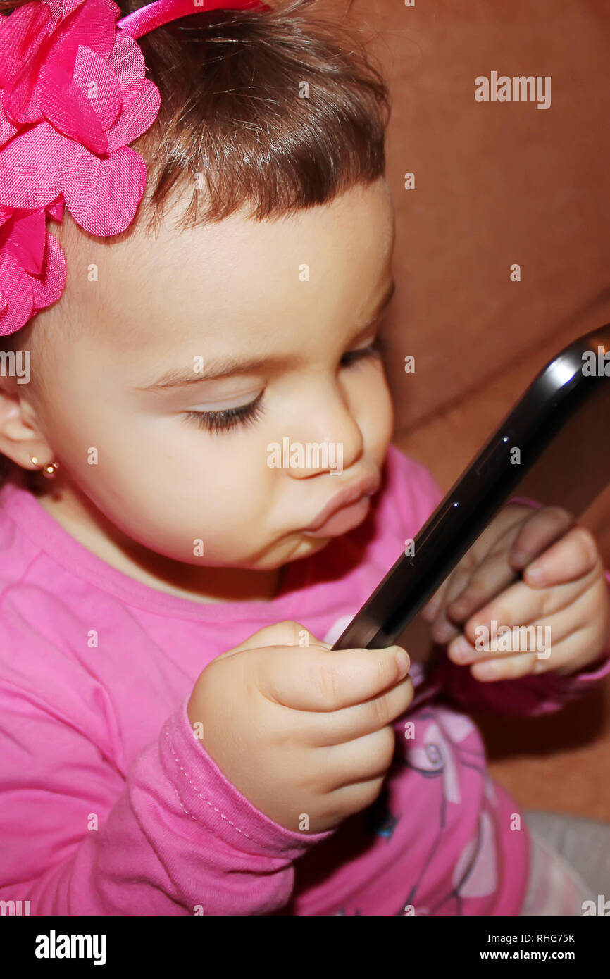 Un petit enfant avec une tablette graphique. Focus sélectif. Banque D'Images