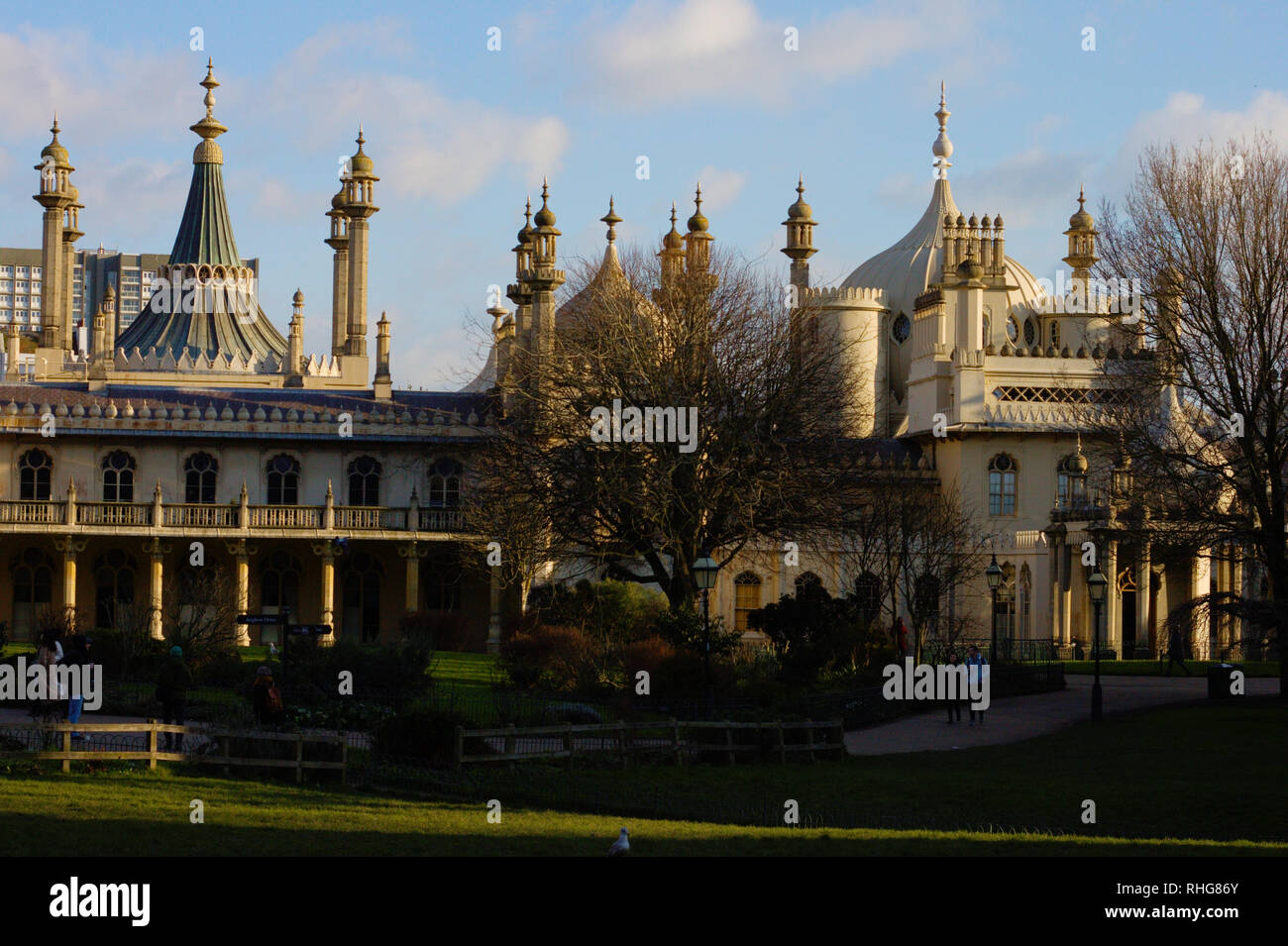 Le Royal Pavilion à Brighton a été construit pour le roi George IV au début du 19e siècle. Vue de face. Banque D'Images Le Royal Pavilion à Brighton a été construit pour le roi George IV au début du 19e siècle. Vue de face. Banque D'Images