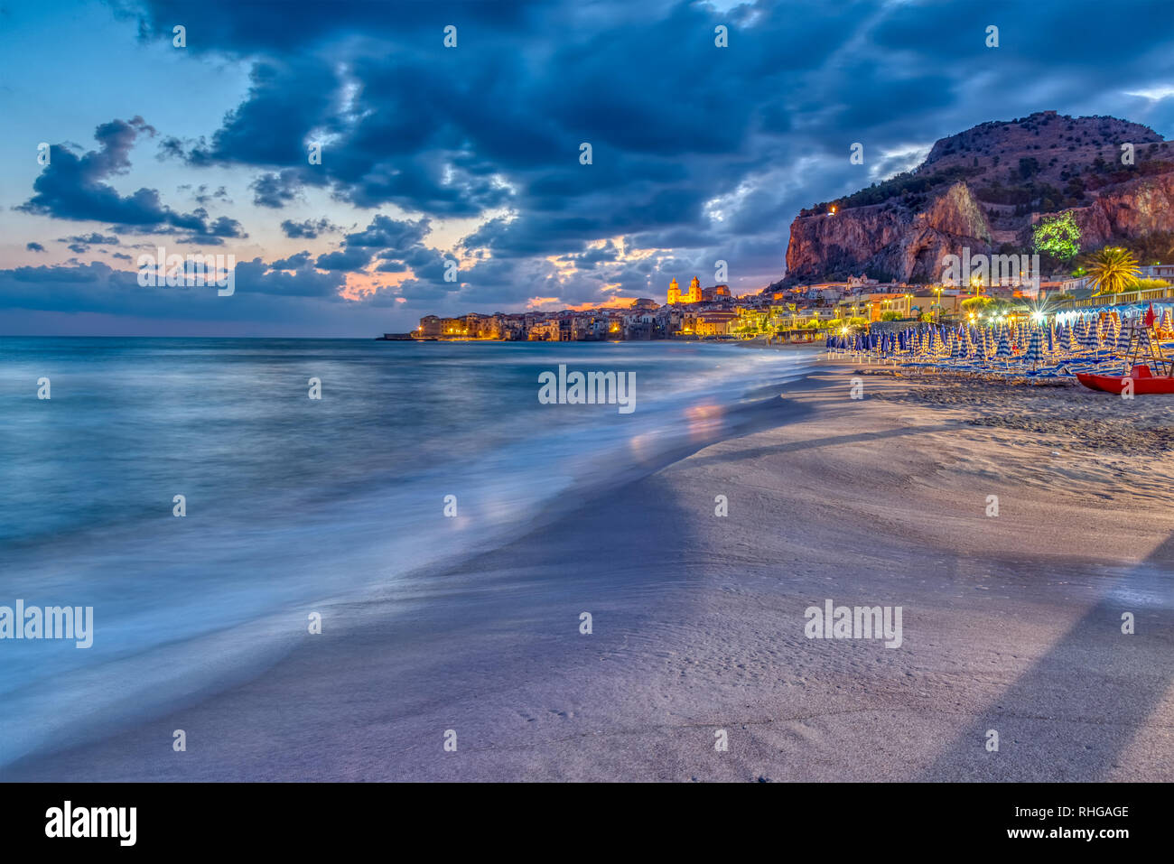 La plage de Cefalù, sur la côte nord de la Sicile avant le lever du soleil Banque D'Images