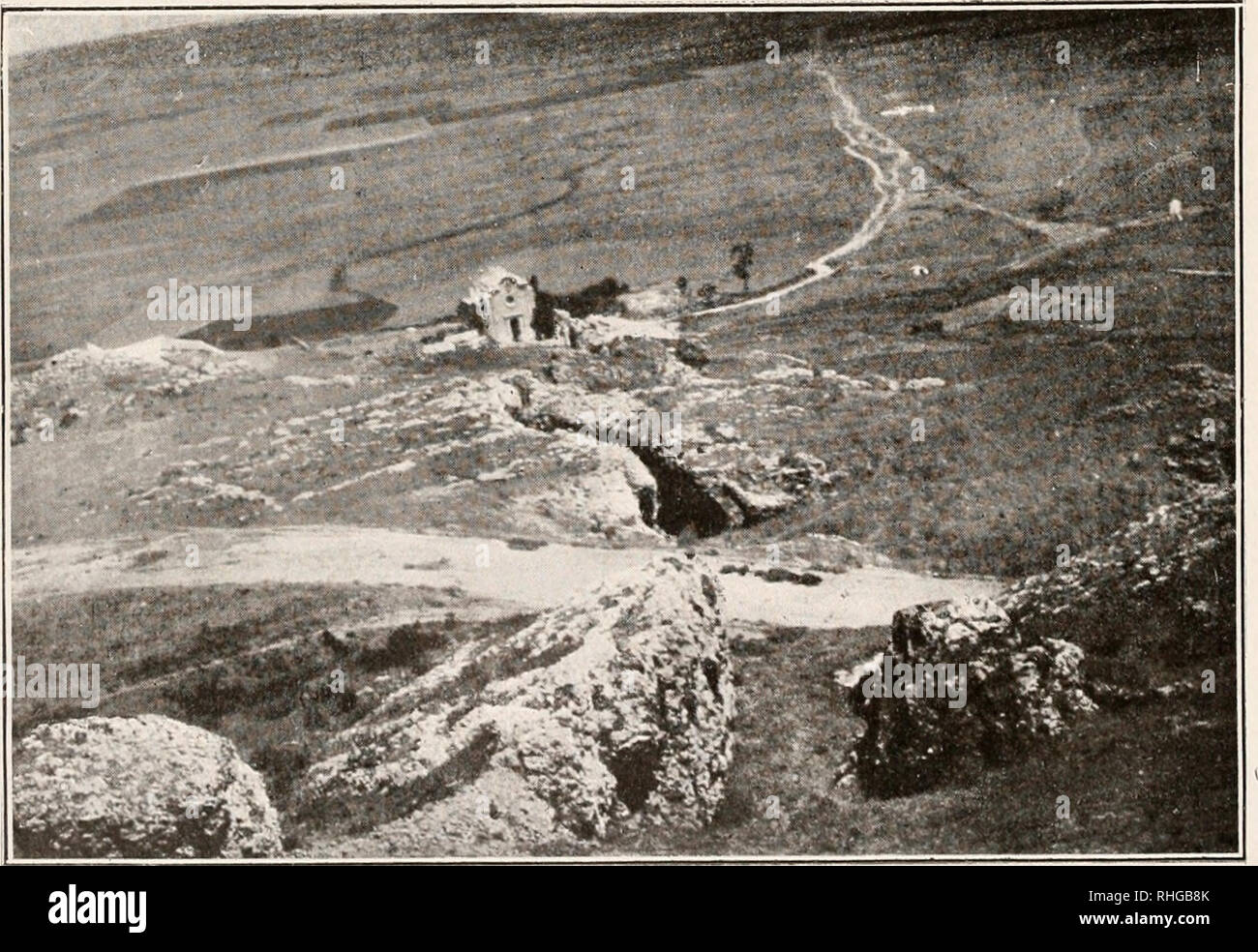. Boletín de la Sociedad Española de Historia Natural. L'histoire naturelle. Fot. P. GlMPKRA BOSCH. FiG. 1." -La grieta maire en la vertiente del Alcázar.. J'"^ot. F'. ÜIMPIÍKA BOSCH. Fi(¡. 2."-Vista de la vertiente del Alcázar en direccicjn al Convento. Veuillez noter que ces images sont extraites de la page numérisée des images qui peuvent avoir été retouchées numériquement pour plus de lisibilité - coloration et l'aspect de ces illustrations ne peut pas parfaitement ressembler à l'œuvre originale.. Sociedad Española de Historia Natural. Madrid : a. conseil. de Fortenet Banque D'Images