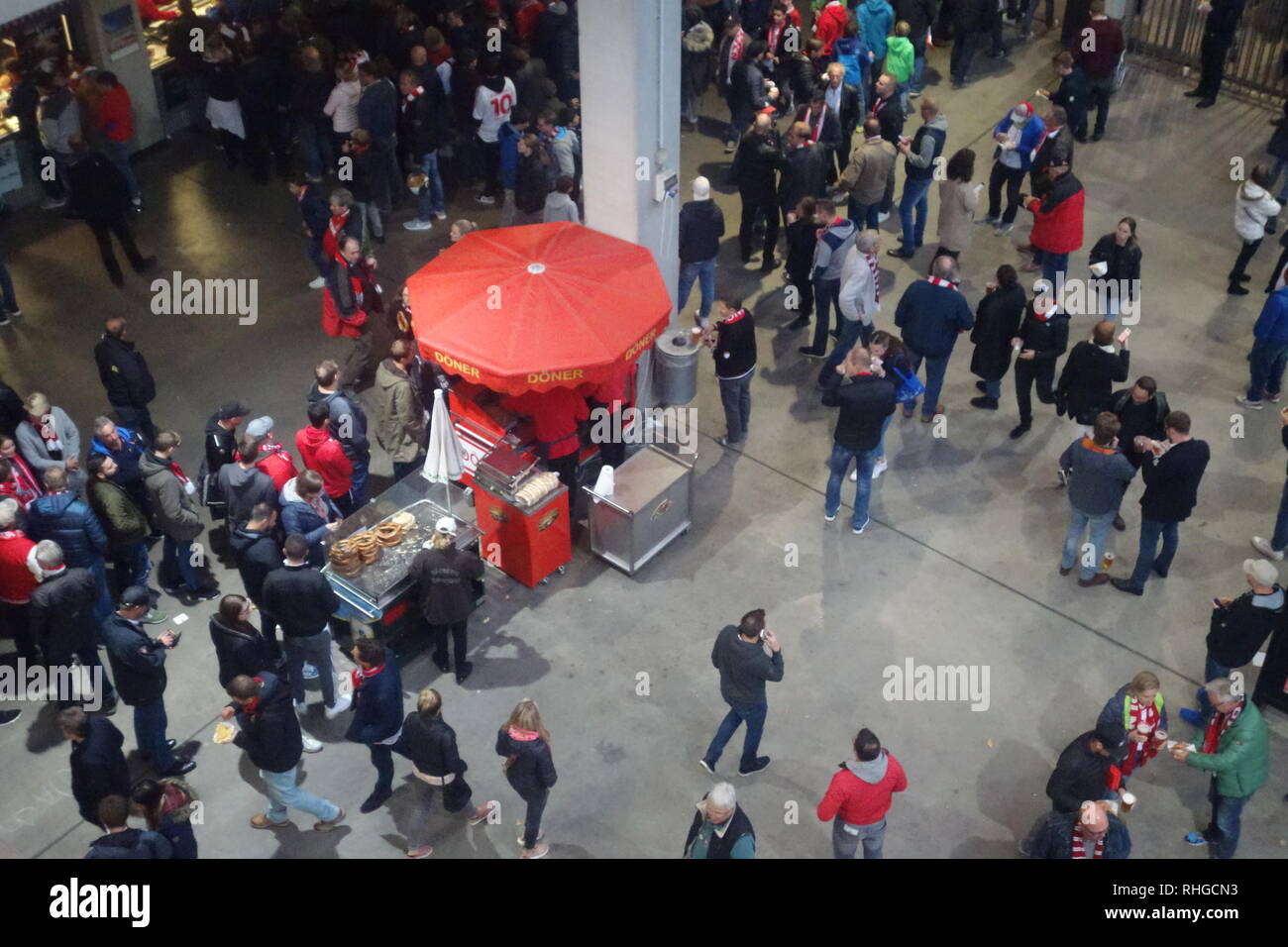 FC Koln partisans sur le grand hall du le stade RheinEnergieStadion avant un match de football de la Bundesliga 2. Banque D'Images