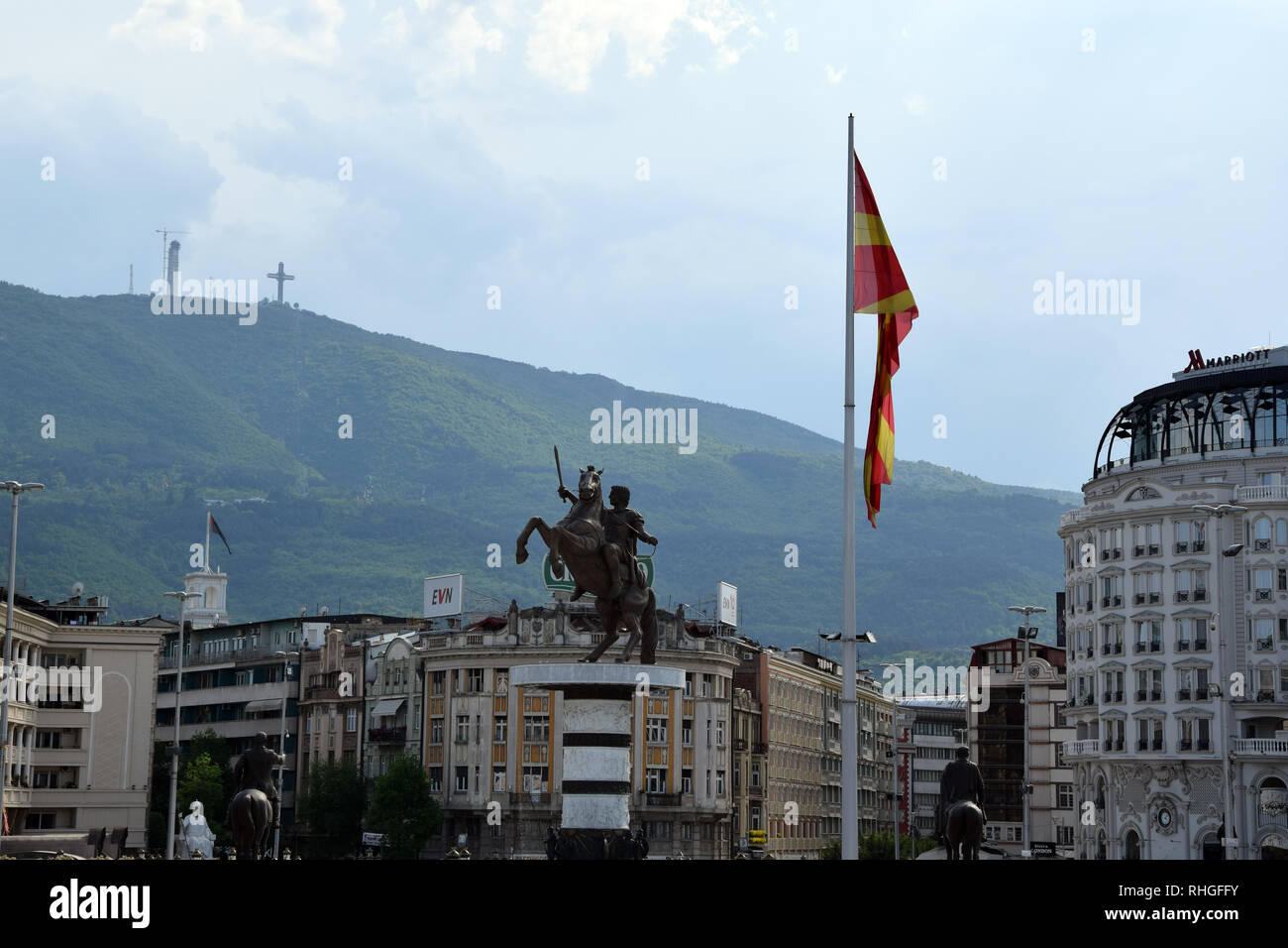 Skopje, Macédoine - Mai 2017 : Alexandre Le Grand Statue avec drapeau macédonien et le centre-ville paysage. Skopje, Macédoine. Banque D'Images