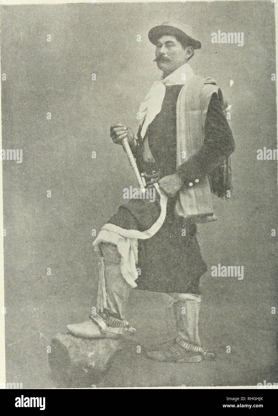 . Boletín. La science. BOLKTÍX 192 DE LA ACADEMIA NACIONAL DE CIENCIAS una legítima bota de potro ; la industria carnavalesca apodera se lia- ne, mientras tanto, de este artículo y ofrece con este fin especial onu. Fi&Lt ; ;. 4. - El domador. Raposi Cxeneral de José Alvear (pioviucia Hueuci de.s Aires) en traje de gancho, cliiripá calzoiieillos cribados acii. y la botas de potro calzado alto, con suela, beclio de cuero curtido ! (Véase figura 8). En El teatro populaires que suele al glorificar gauclio, los Héroes campes-. Veuillez noter que ces images sont extraites de la page numérisée des images qui peuvent avoir bee Banque D'Images