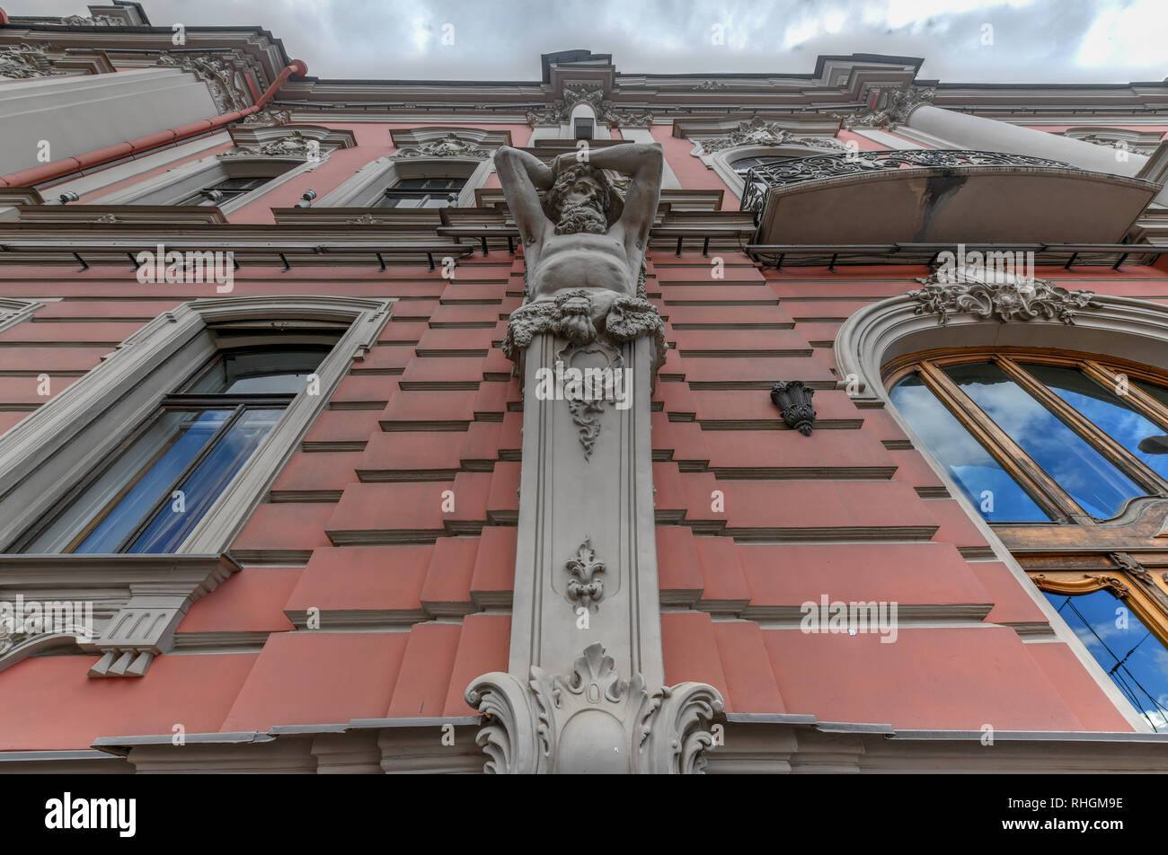 Saint-pétersbourg, Russie - 3 juillet 2018 : Beloselsky-Belozersky Palace dans le style de néo-baroque russe. Figures de l'Atlantes sur la façade de la construction Banque D'Images