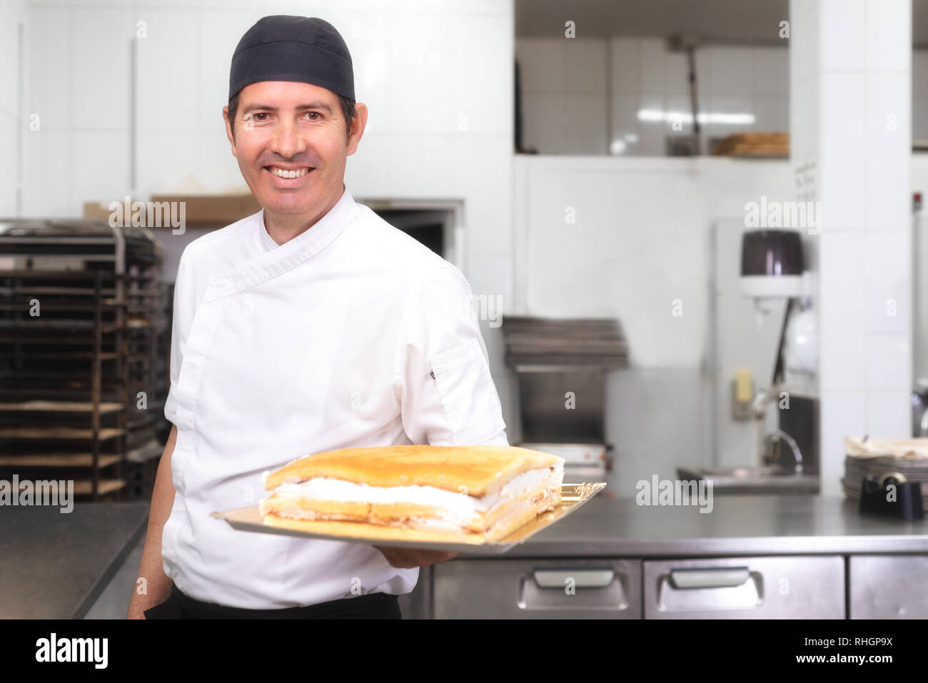 Smiling Chef Patissier Avec Un Gateau Dans Ses Mains A La Patisserie Photo Stock Alamy