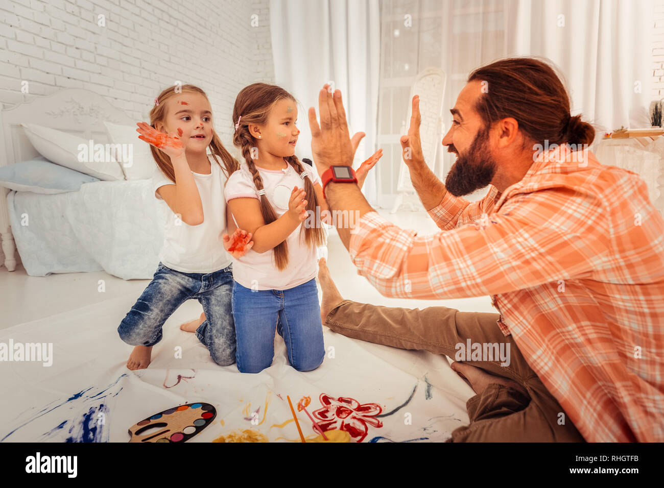 Cheerful nice man holding hands en face de lui Banque D'Images