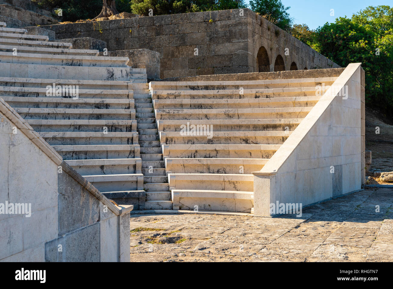 Théâtre antique avec sièges en marbre et les escaliers.L'acropole de Rhodes. L'île de Rhodes, Grèce Banque D'Images