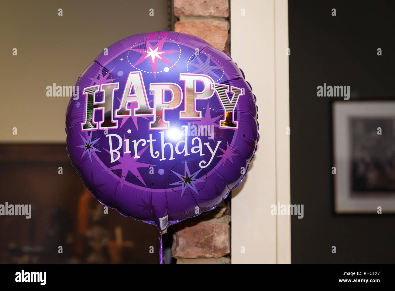 Ballon violet avec le mot 'Happy Birthday' Banque D'Images