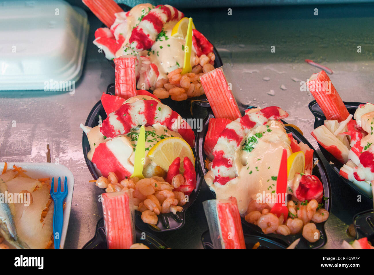 Les myes de crabes et crevettes et langoustines à l'aide de copier-coller du surimi sur le marché aux poissons, sur les quais à Ostende, Belgique Banque D'Images