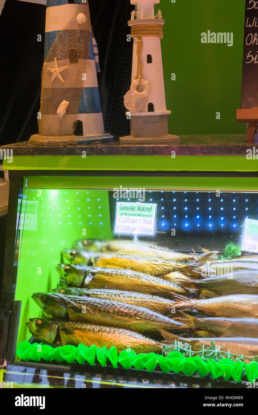 Maquereau fumé sur le marché aux poissons sur les quais à Ostende, Belgique Banque D'Images