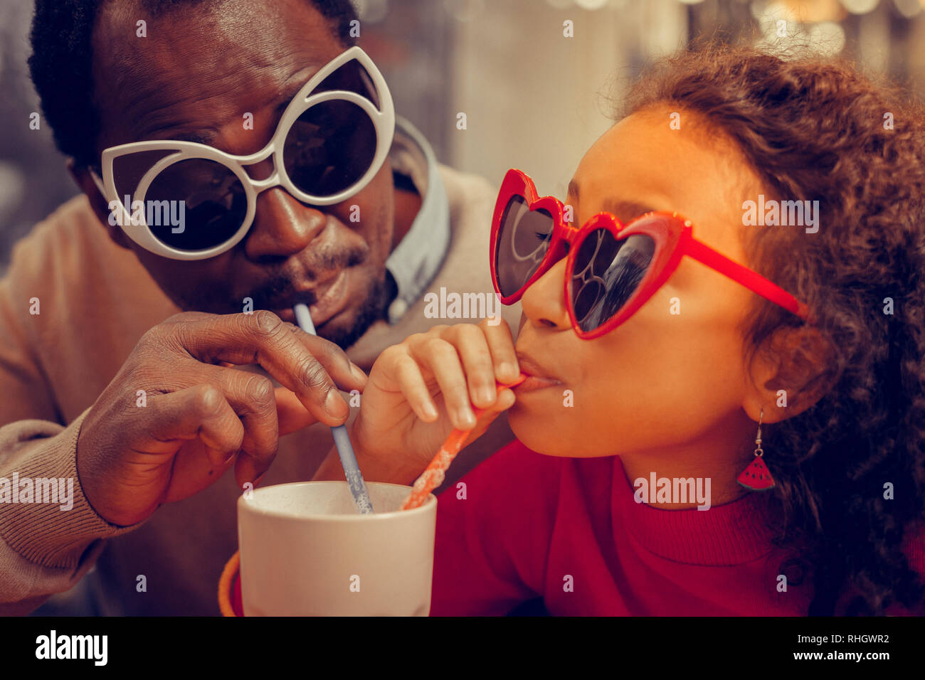 Close up de père et fille portant des lunettes drôles Banque D'Images