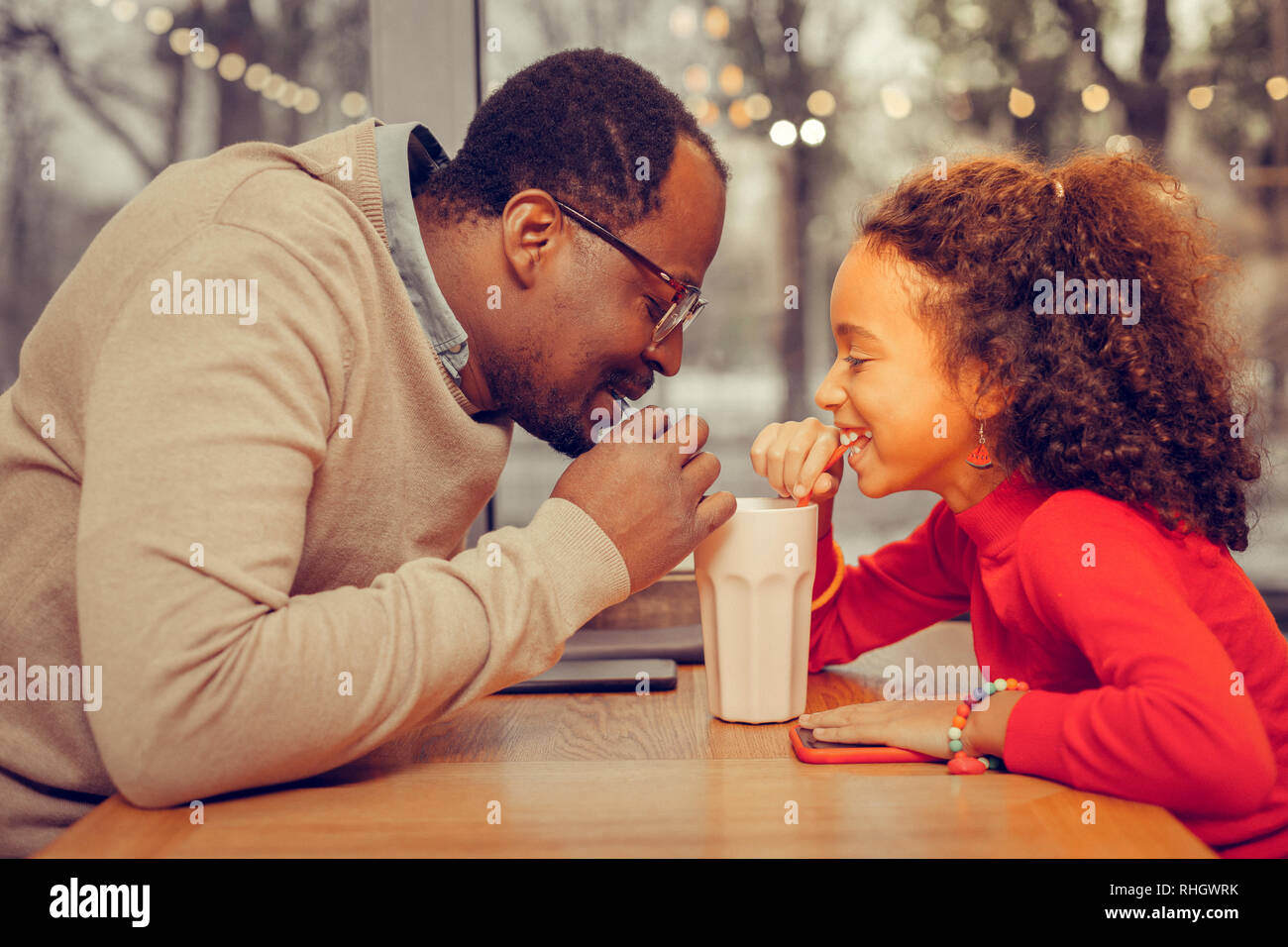 Père et fille ensemble cocktail lait de consommation Banque D'Images