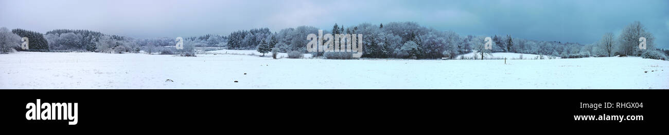 Prise de vue panoramique. Neige dans la campagne près de Clermont Ferrand Auvergne Banque D'Images