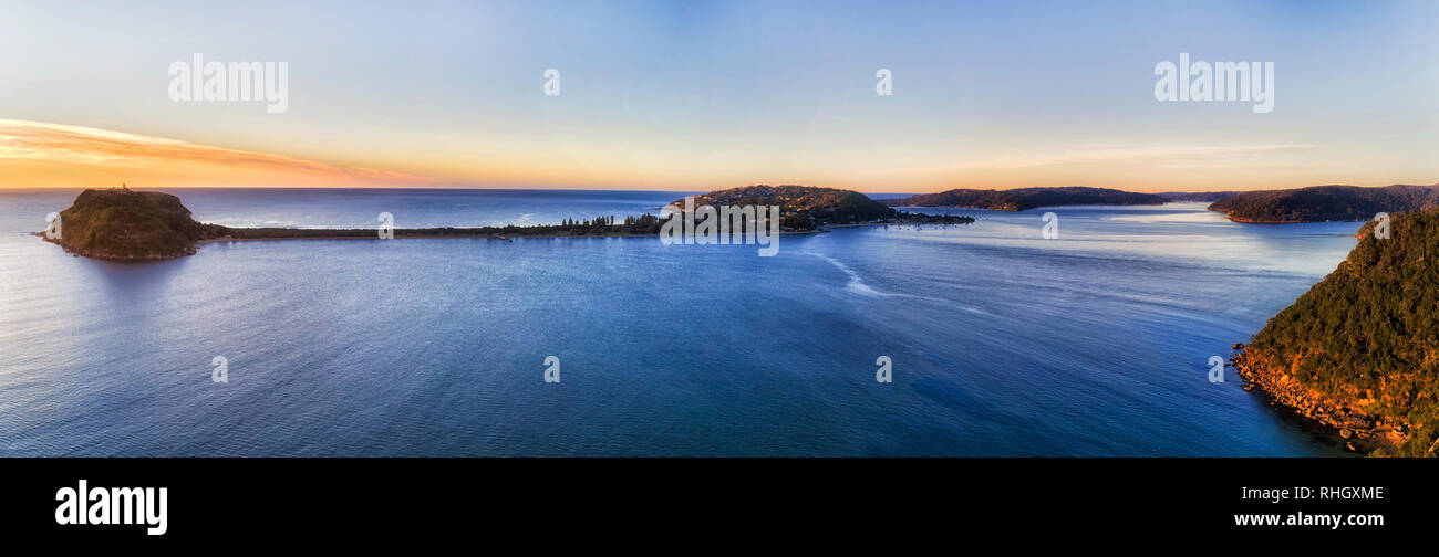 Antenne large panorama sur Broken Bay où Hawkesbury river entre dans l'océan Pacifique avec des Barrenjoye la tête et phare rechargeable à terre par Banque D'Images