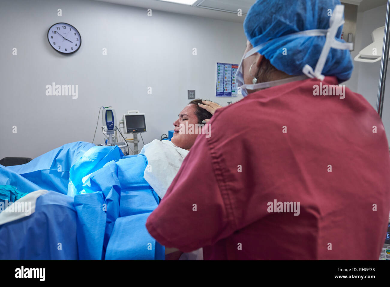 Livraison à l'hôpital de naissance thème. Femme essayant de donner naissance bébé Banque D'Images