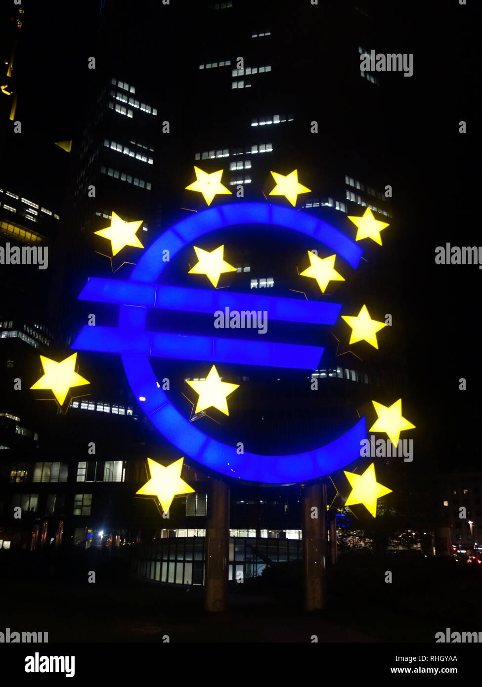 Allumé signe Euro sculpture à nuit à l'extérieur de l'Eurotower, building à Frankfurt am Main. Banque D'Images