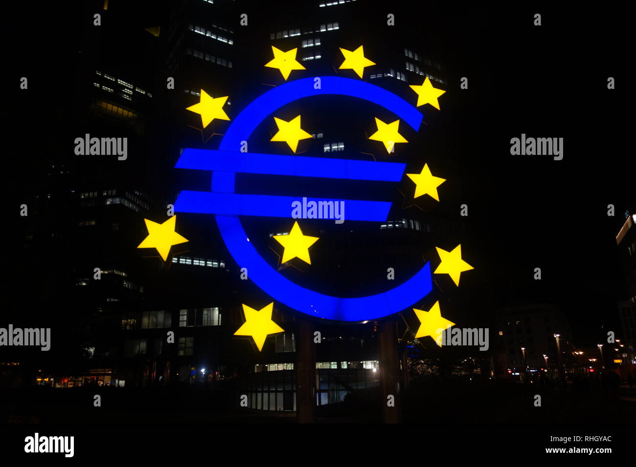 Allumé signe Euro sculpture à nuit à l'extérieur de l'Eurotower, building à Frankfurt am Main. Banque D'Images