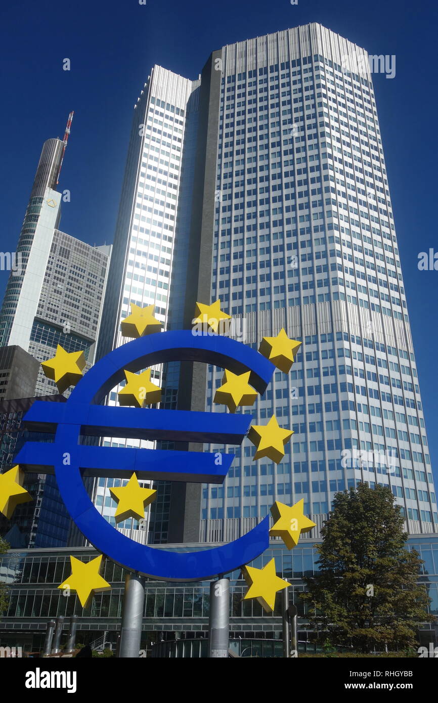 Le symbole Euro statue à l'extérieur de la Banque centrale européenne Eurotower building à Frankfurt am Main, Allemagne, par temps clair. Banque D'Images