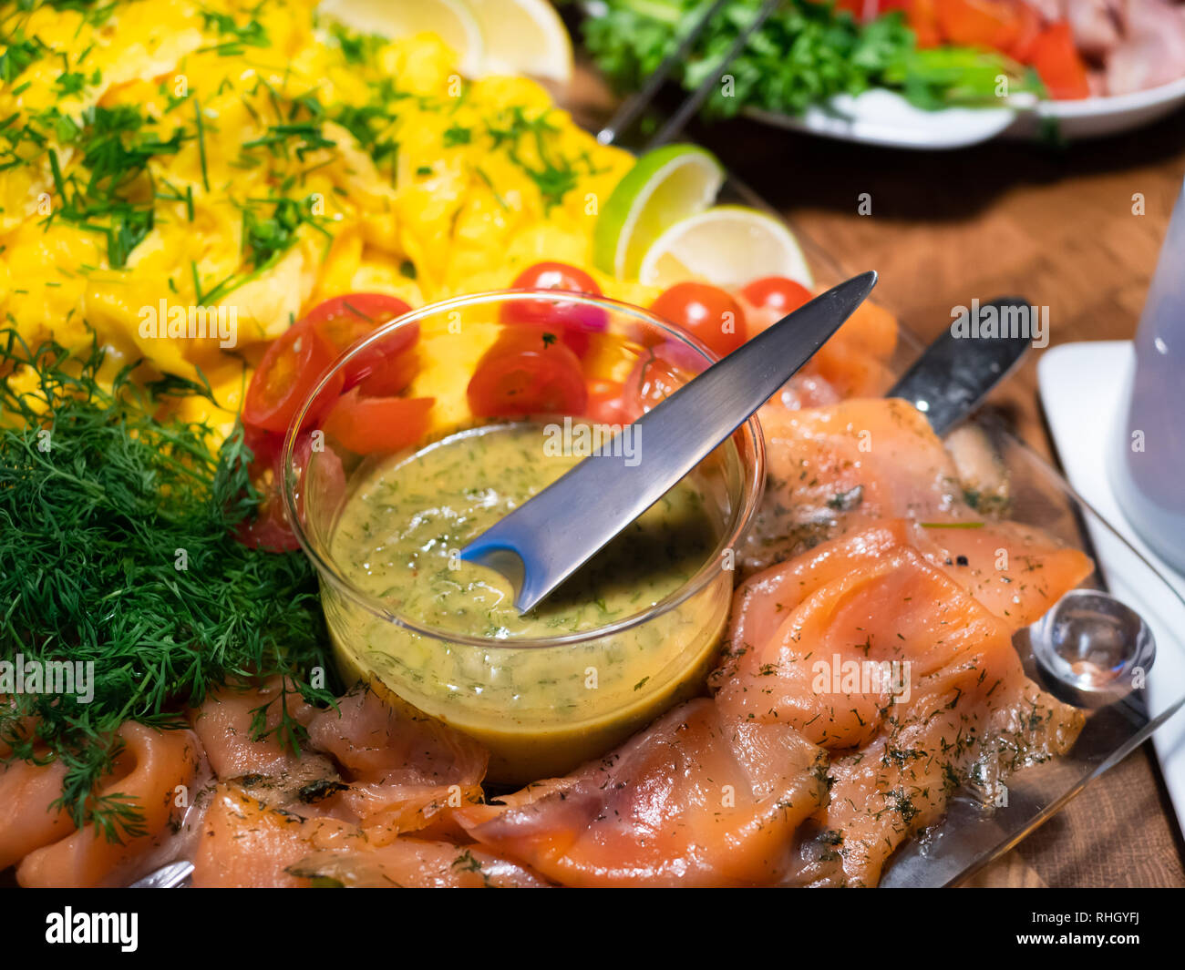 Smorgasbord scandinave avec gravlax et sauce à la moutarde, l'aneth et œufs brouillés. Banque D'Images