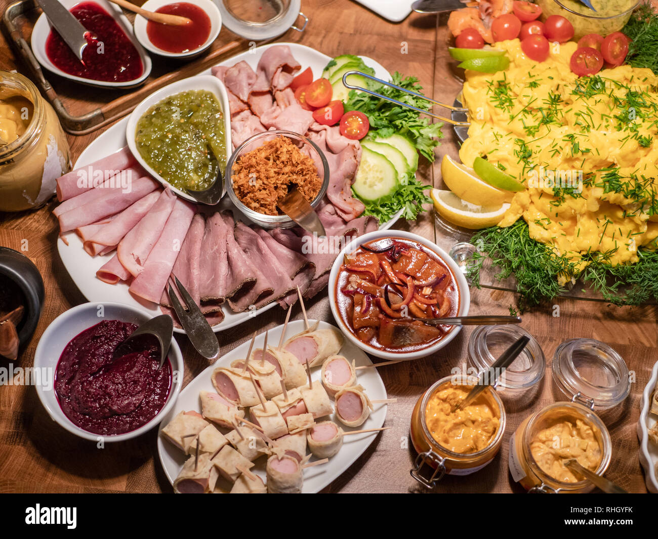 Buffet scandinave avec un assortiment de charcuterie, du hareng, des sauces et des œufs brouillés. Banque D'Images