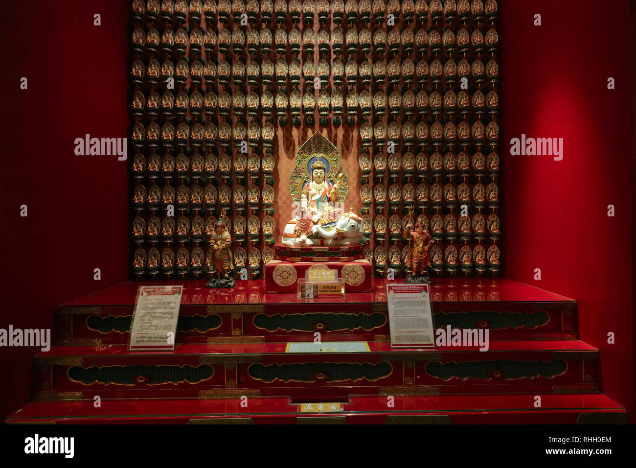 Une figure de l'Samantabhadra Bodisattva entouré par de nombreux petits chiffres dans le Temple de la dent de Bouddha et Museum, Chinatown, Singapour Banque D'Images