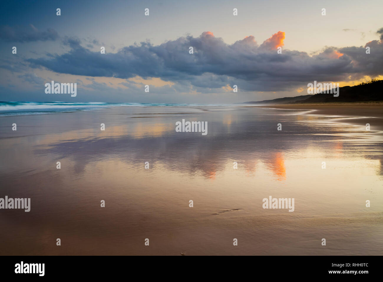 Réflexions le long d'une plage de sable déserte près de l'île Double Point et Noosa North Shore dans le Queensland, Australie Banque D'Images