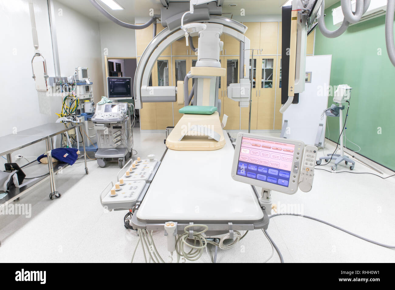 Salle d'angiographie numérique par soustraction, DSA, laboratoire salle d'opération avec X-ray scanner médical à l'hôpital. Banque D'Images